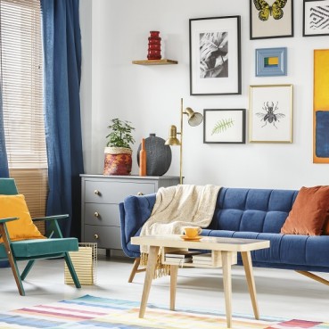 Kolorowy salon z welurową sofą